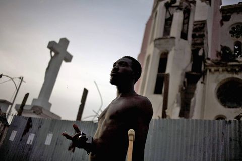 Mann vor Kirche in Port-au-Prince