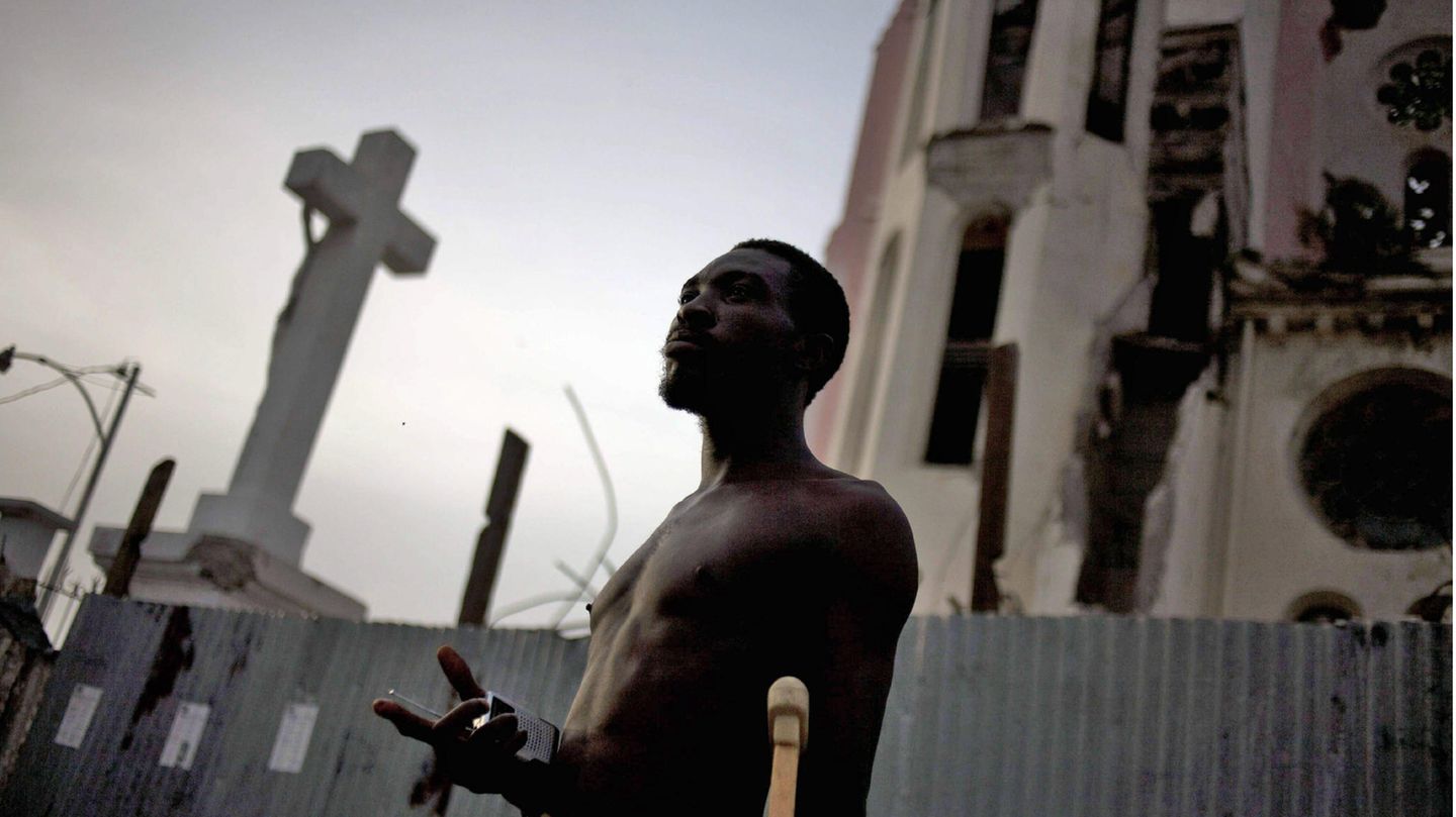 Mann vor Kirche in Port-au-Prince