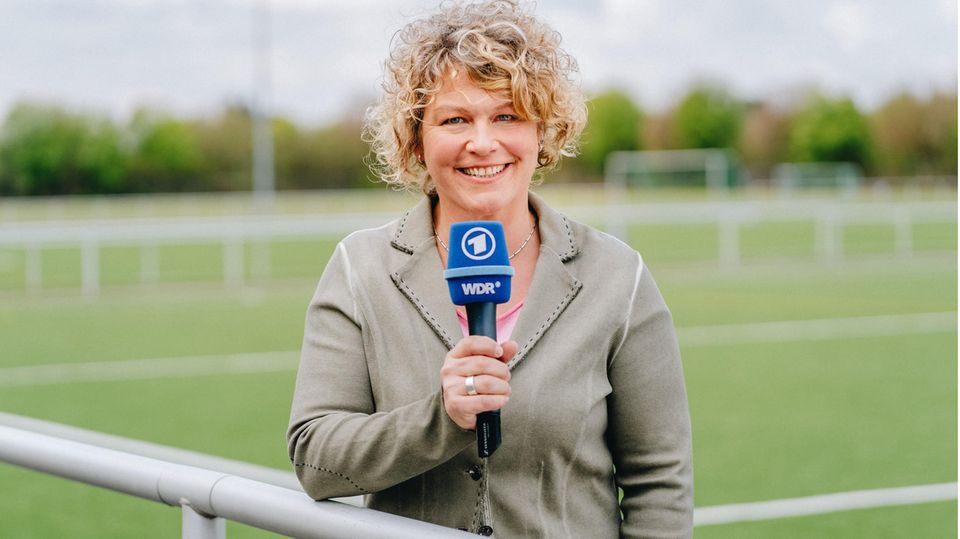 WDR-Journalistin Julia Metzner lächelt in die Kamera