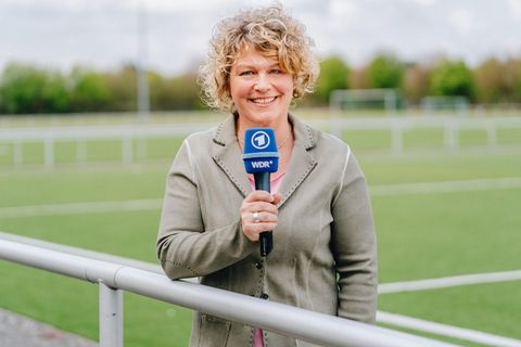 WDR-Journalistin Julia Metzner lächelt in die Kamera