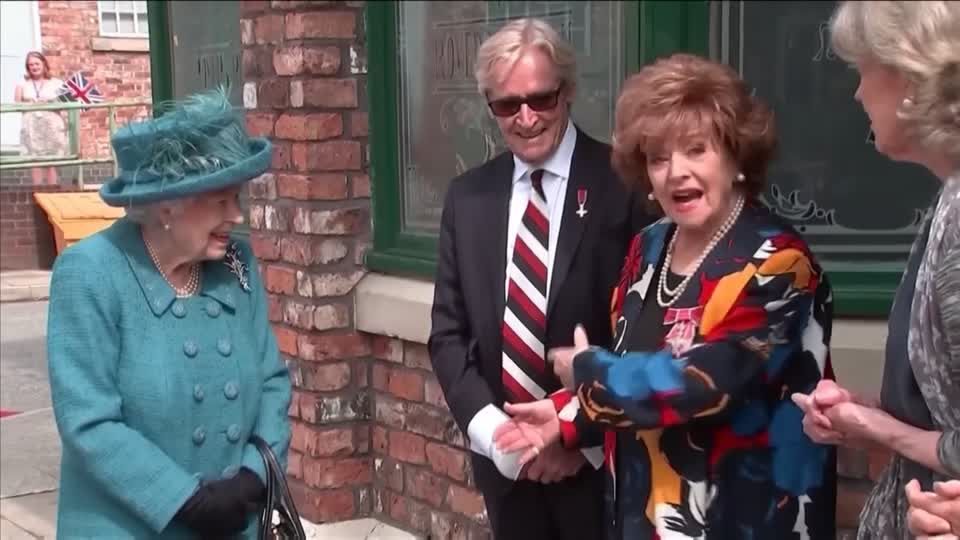 Video: Queen macht Halt am Serien-Set