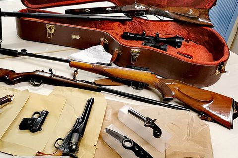 Die Kölner Polizei veröffentlichte ein Foto der sichergestellten Waffen