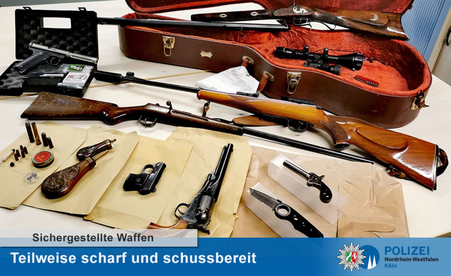 Die Kölner Polizei veröffentlichte ein Foto der sichergestellten Waffen