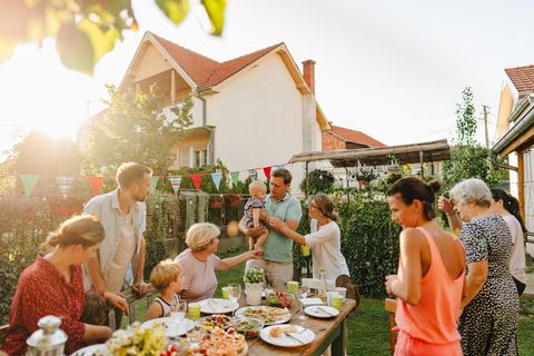 Familie bei einem Fest im Garten