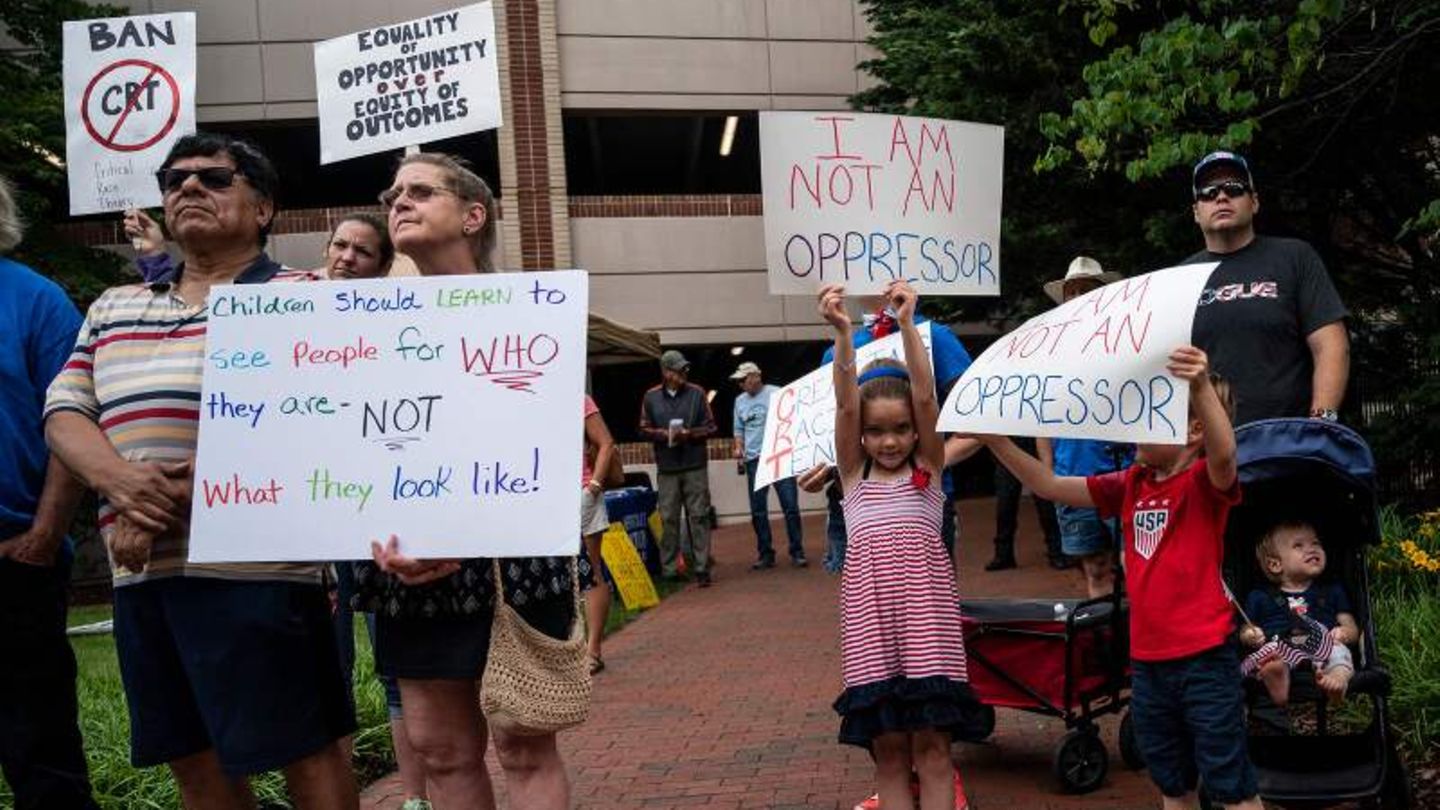 Proteste gegen Critical Race Theory im Schulunterricht in Virginia