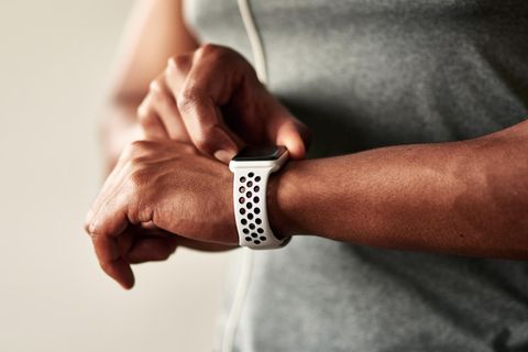 Corona Herz Wearable: Ein Mann mit einer Smartwatch