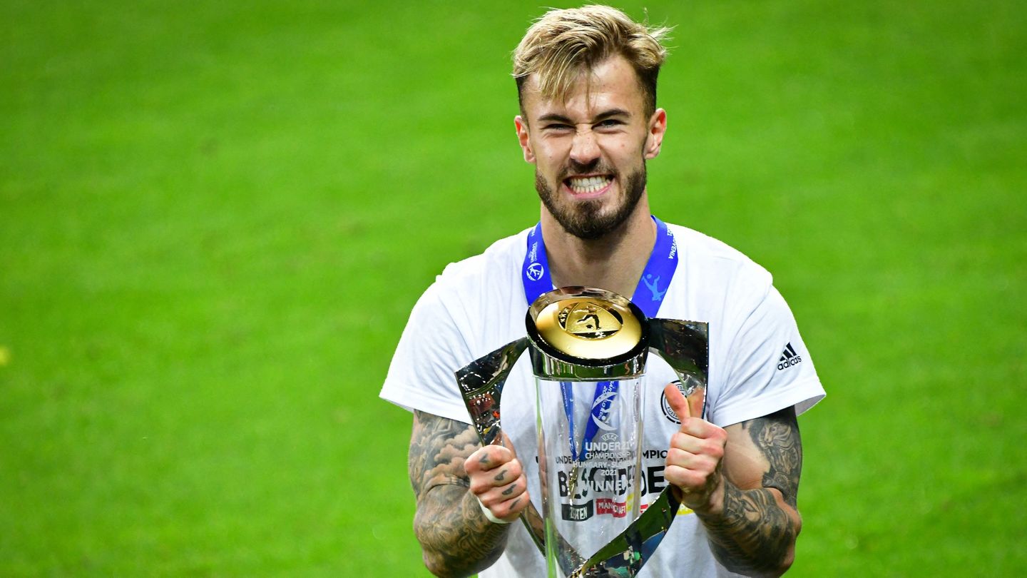FC Augsburg sign Niklas Dorsch
