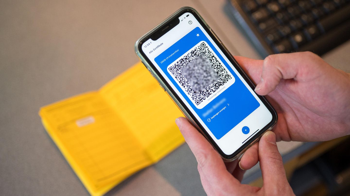 Ein Smartphone zeigt den QR Code eines digitalen Impfausweises