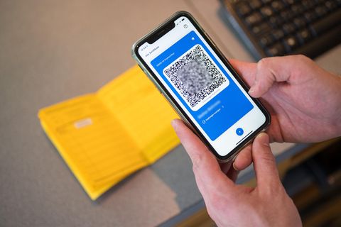 Ein Smartphone zeigt den QR Code eines digitalen Impfausweises