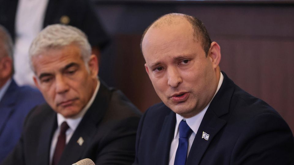 Naftali Bennett, rechts, spricht in ein Mikrofon. Links auf dem Foto ist Außenminister Jair Lapid.