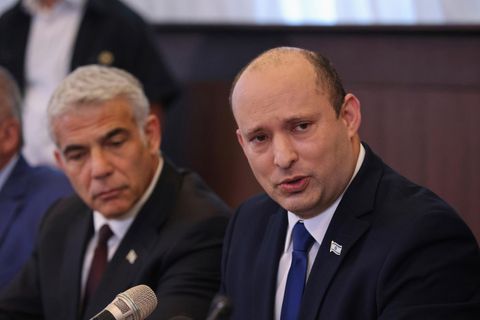 Naftali Bennett, rechts, spricht in ein Mikrofon. Links auf dem Foto ist Außenminister Jair Lapid.