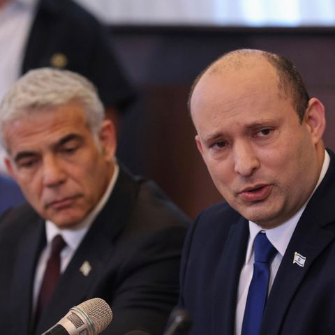 Naftali Bennett, rechts, spricht in ein Mikrofon. Links auf dem Foto ist Außenminister Jair Lapid.