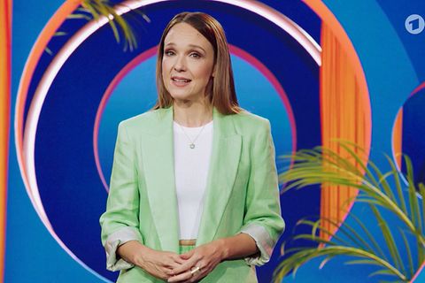 Carolin Kebekus steht im Studio ihrer gleichnamigen Show und schaut in die Kamera