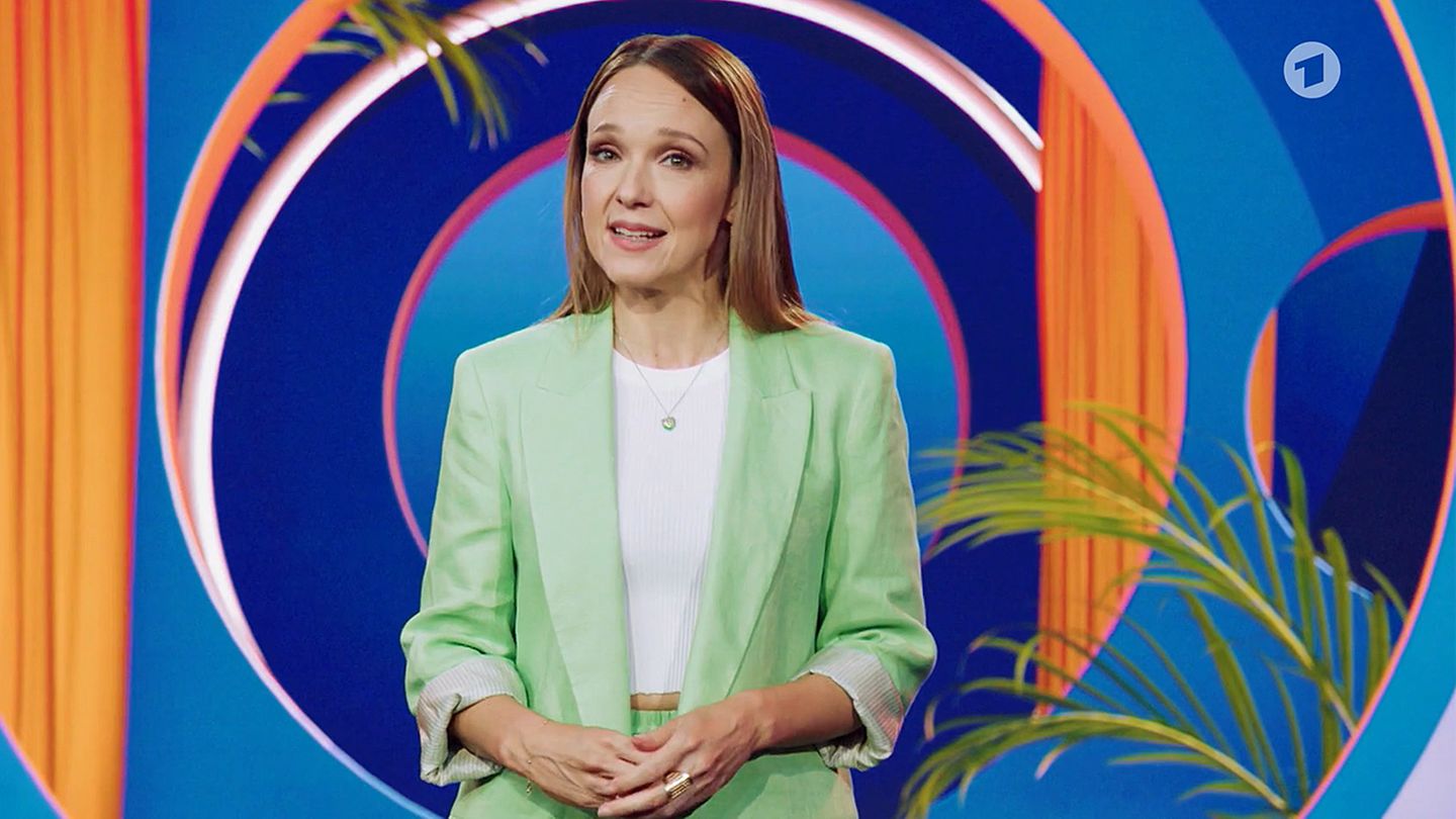 Carolin Kebekus steht im Studio ihrer gleichnamigen Show und schaut in die Kamera