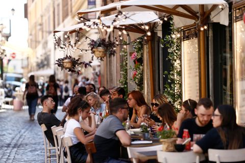 Touristen essen im Restaurant