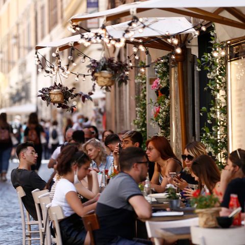 Touristen essen im Restaurant