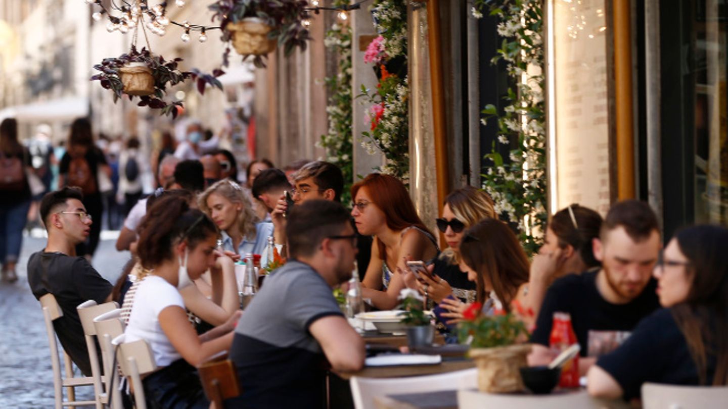 Touristen essen im Restaurant