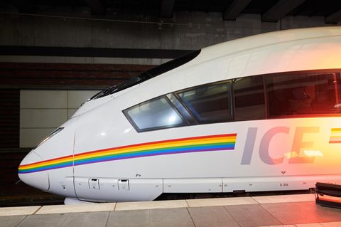 Regenbogen-ICE der Deutschen Bahn