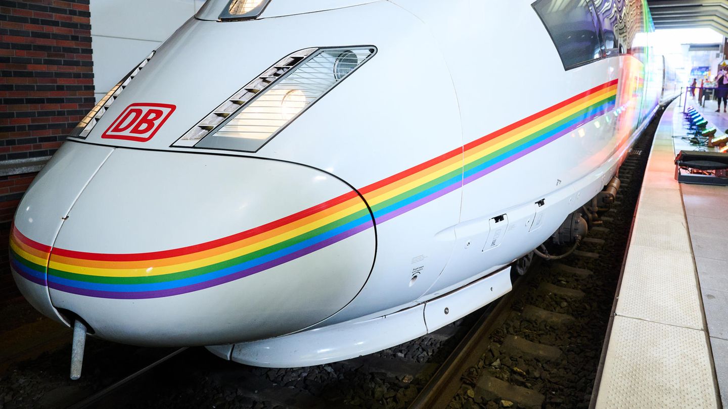 Regenbogen-ICE der Deutschen Bahn