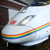 Regenbogen-ICE der Deutschen Bahn