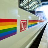 Regenbogen-ICE der Deutschen Bahn