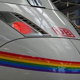 Regenbogen-ICE der Deutschen Bahn