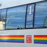 Regenbogen-ICE der Deutschen Bahn