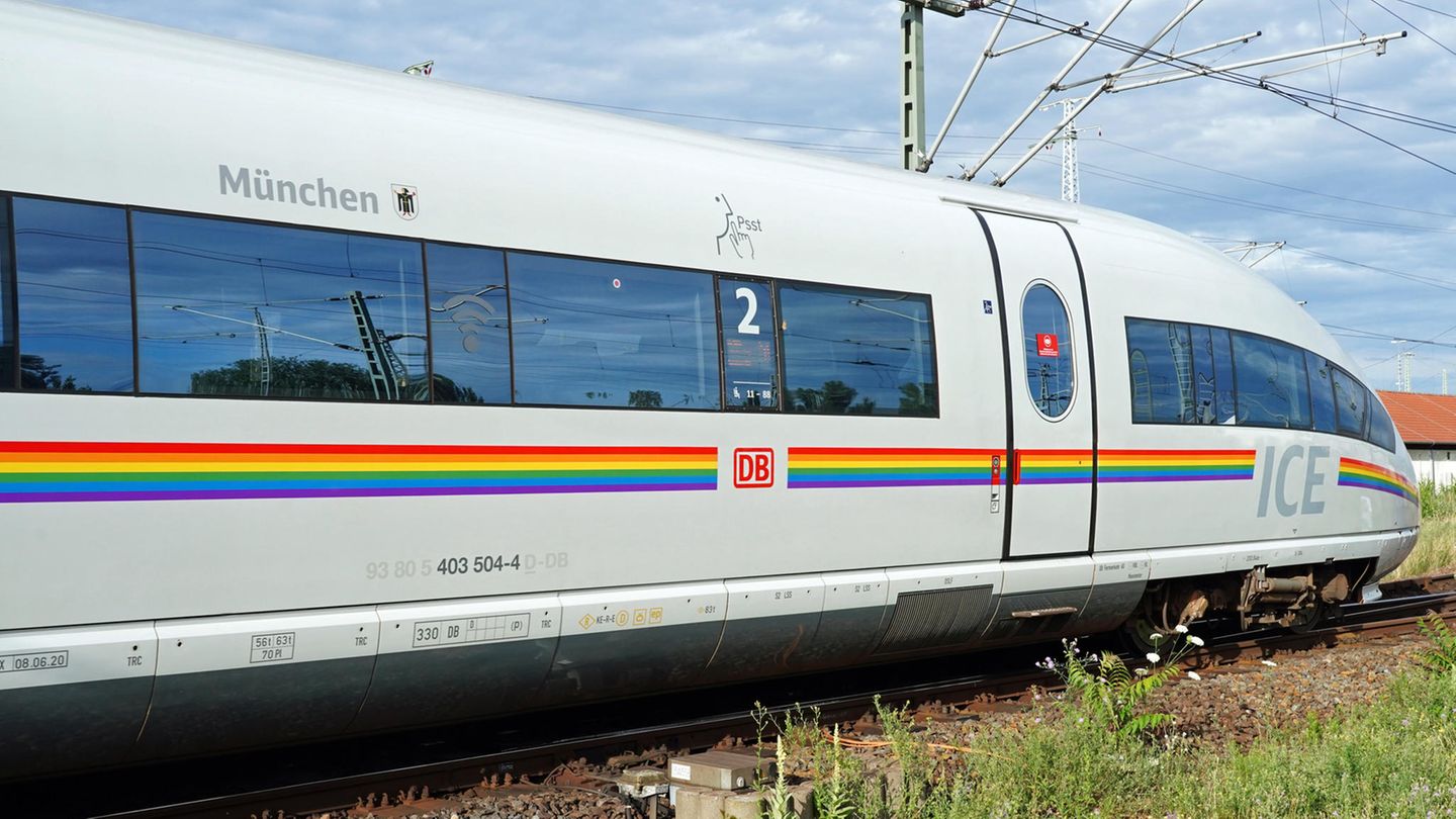 ICE mit Regenbogenfarben statt Roten Seitenstreifen