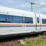 Regenbogen-ICE der Deutschen Bahn