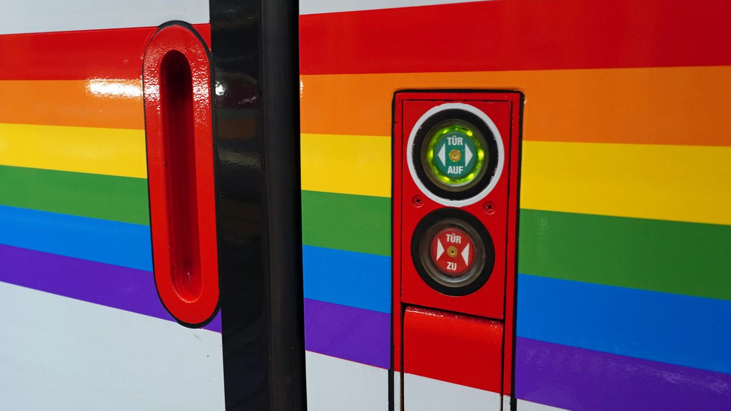 Regenbogen-ICE der Deutschen Bahn