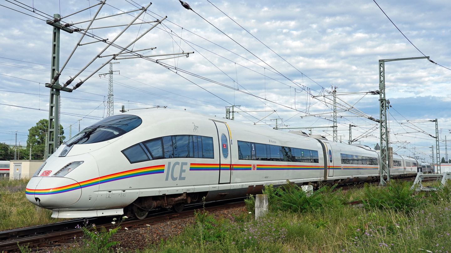 Regenbogen-ICE der Deutschen Bahn