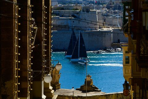 Malta, Valletta: Jachten segeln durch den Grand Harbor