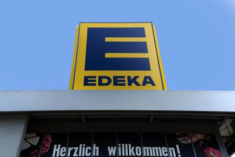Ein "Edeka"-Schild über einem Supermarkt