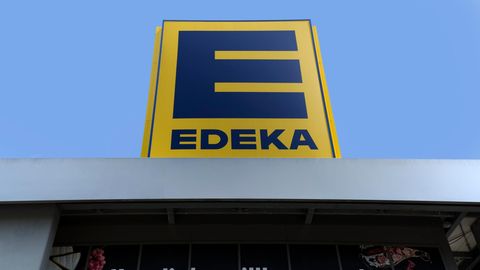 Ein "Edeka"-Schild über einem Supermarkt
