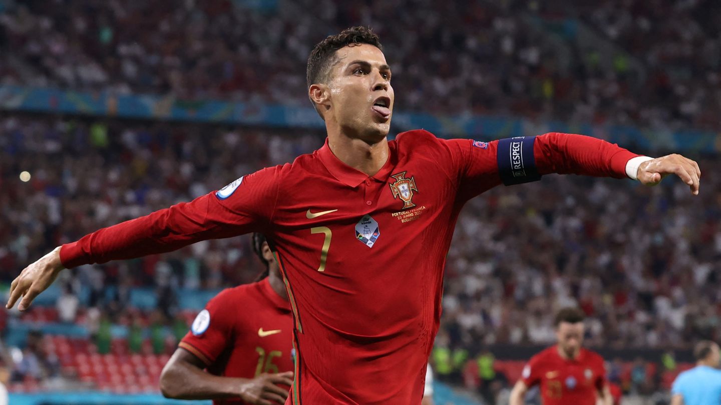 Louis van Gaal: Cristiano Ronaldo “thinks more about the team” than Lionel Messi