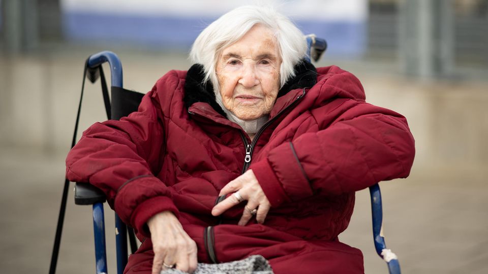 Esther Bejarano, Holocaust-Überlebende, sitzt in einem Rollstuhl vor dem Impfzentrum Hamburg.