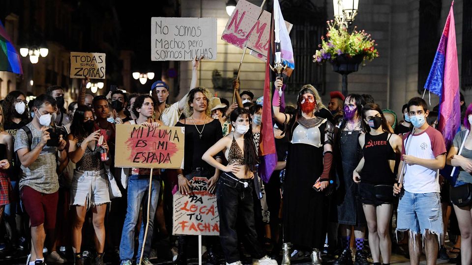 Demonstranten nehmen in Barcelona an einem Protest gegen LGTBI-Phobie und Repressionen der spanischen Regierung teil