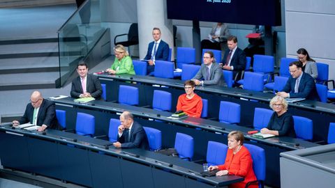 Bundeskanzlerin Angela Merkel  mit einigen ihrer Ministerinnen und Minister auf der Regierungsbank im Deutschen Bundestag