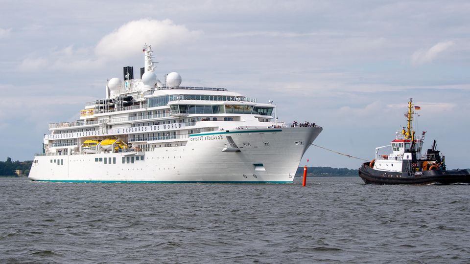 Das in Stralsund gebaute Expeditions-Kreuzfahrtschiff "Crystal Endeavor" fährt vom Ausrüstungskai der Werft zur Jungfernfahrt