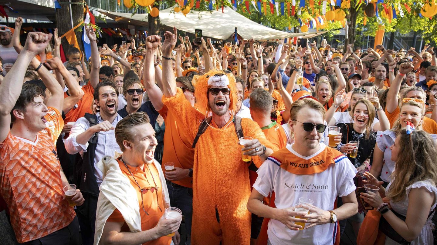 EM-Party in Amsterdam am Tag, nachdem die Lockerungen der Coronavirus-Schutzmaßnahmen in Kraft getreten sind