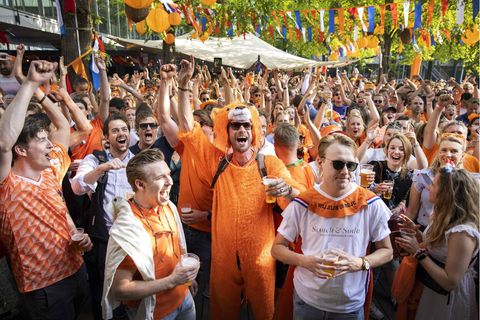 EM-Party in Amsterdam am Tag, nachdem die Lockerungen der Coronavirus-Schutzmaßnahmen in Kraft getreten sind