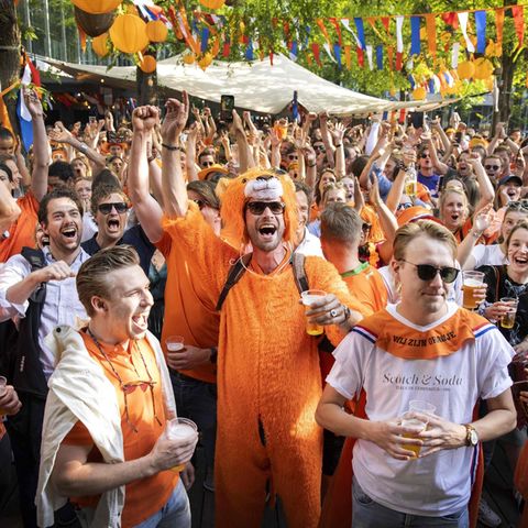 EM-Party in Amsterdam am Tag, nachdem die Lockerungen der Coronavirus-Schutzmaßnahmen in Kraft getreten sind