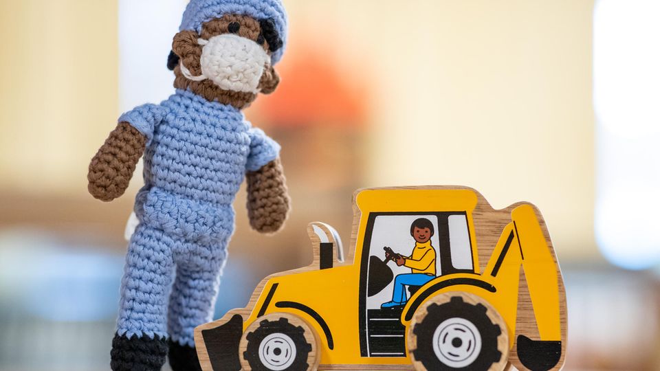 Schwarze Puppen Krankenpfleger Baggerfahrer Anti-rassistisch gestaltetes Spielzeug steht im Spielzeugmuseum Nürnberg auf einem Tisch