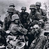 Den deutschen Grenadieren sieht man die Erschöpfung an.