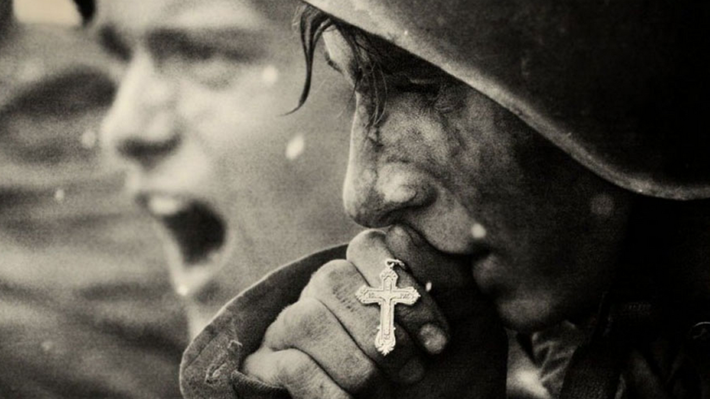 Jede Einheit hatte einen Polit-Kommissar, viele Soldaten zogen aber mit Kreuz und einem Säckchen Heimaterde ins Gefecht. 