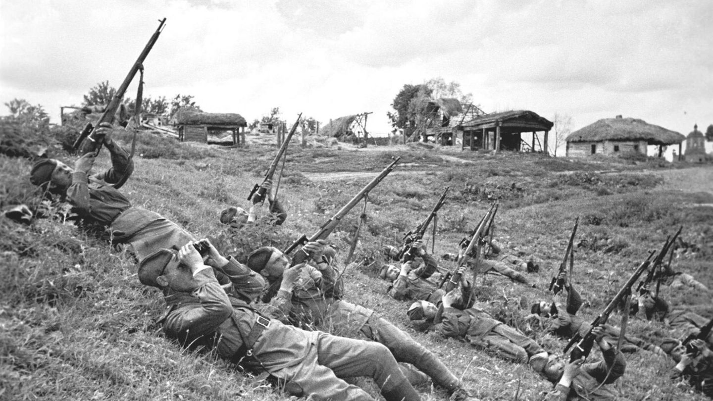 Russische Soldaten empfangen Tiefflieger mit einem kollektiven Kugelhagel.
