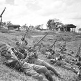 Russische Soldaten empfangen Tiefflieger mit einem kollektiven Kugelhagel.