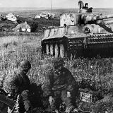 Deutsche Panzergrenadiere vor einem Tiger Panzer.