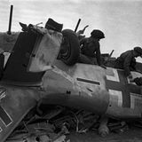 Das Wrack einer deutschen Maschine wird von Sowjets untersucht.