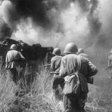 Russische Infanterie geht inmitten brennender Wracks vor.